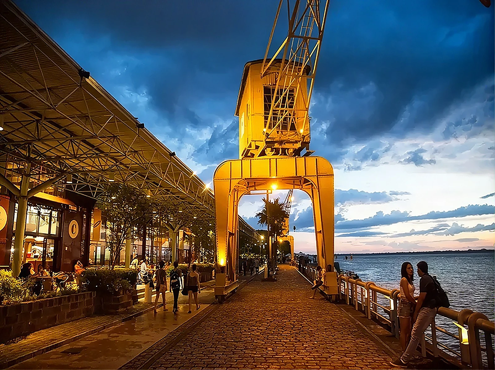 Estação das Docas iluminada à beira da Baía do Guajará, em Belém